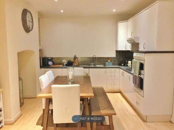 2 Bedroom Flat To Rent In Geraldine Road, London, SW18