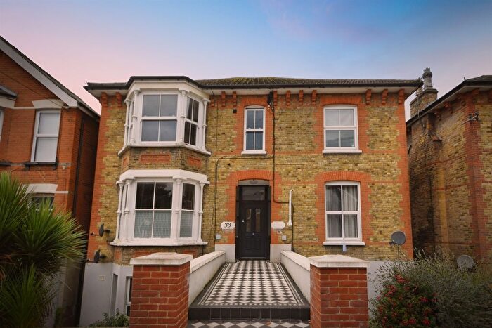 2 Bedroom Flat For Sale In Rose Valley, Brentwood, CM14