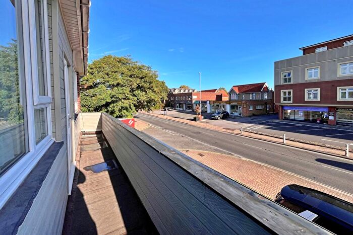 2 Bedroom Flat To Rent In Highcliffe, BH23