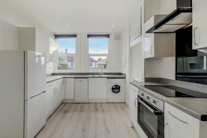 3 Bedroom Maisonette Flat To Rent In Salterford Road, London, SW17