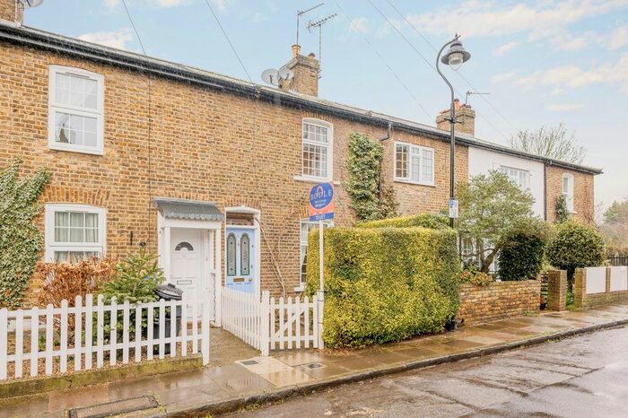 2 Bedroom Cottage To Rent In Oak Cottages, Green Lane, Hanwell W7