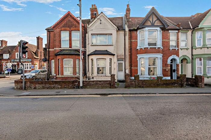 2 Bedroom Flat For Sale In Rainham Road, Chatham, ME5