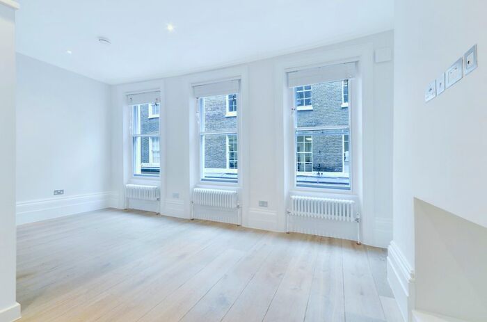 Studio To Rent In New Row, London, WC2N