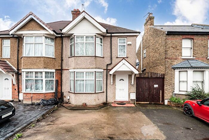 3 Bedroom Property For Sale In Hanworth Road, Hounslow, TW4