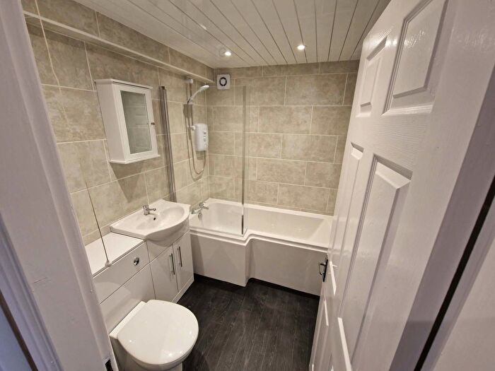 2 Bedroom Flat To Rent In Main Street, Wakefield, WF3