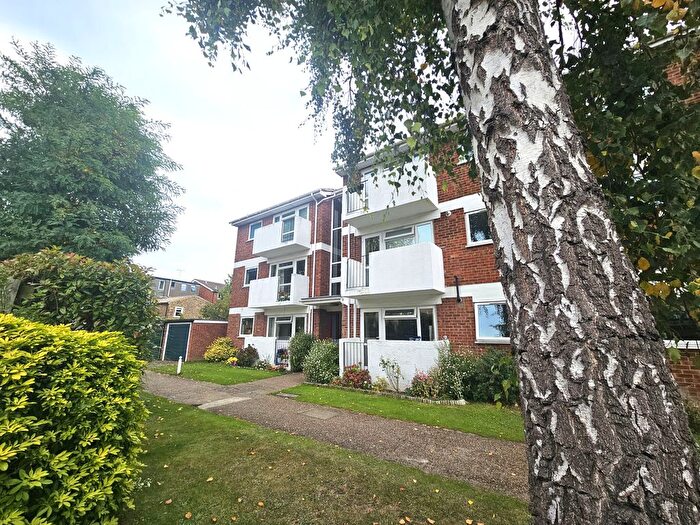 2 Bedroom Flat For Sale In Alexandra Road, Kingston Upon Thames, KT2