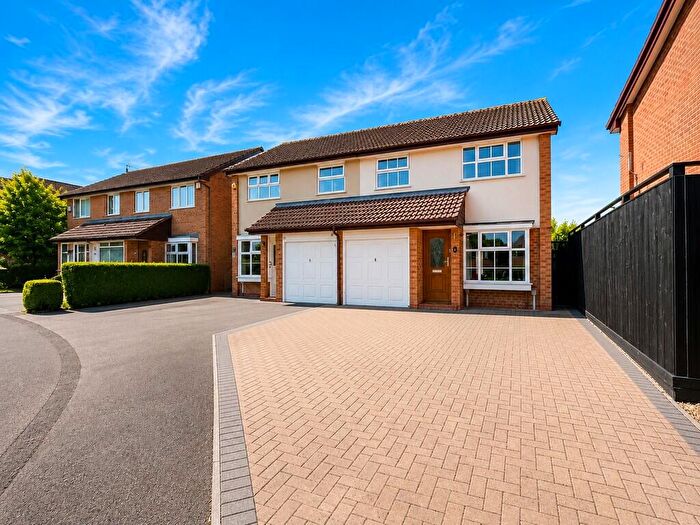 3 Bedroom Semi-Detached House For Sale In Shackleton Avenue, Yate, BS37