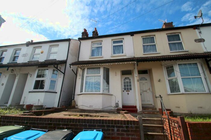 2 Bedroom End Of Terrace House To Rent In Winifred Road, Apsley, HP3