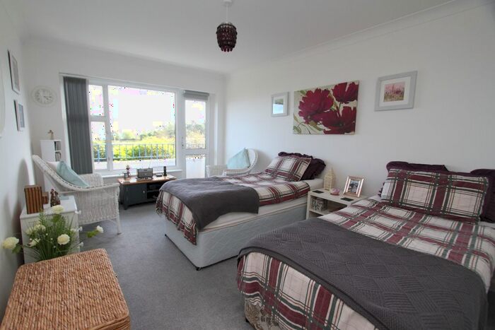 2 Bedroom Flat For Sale In Cliff Road, Eastbourne, BN20