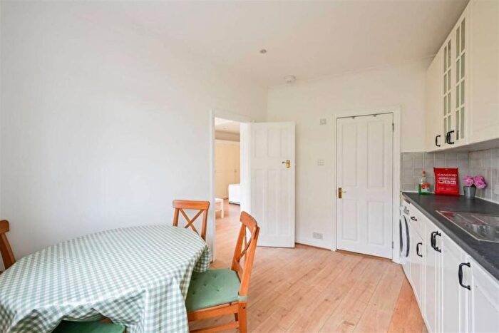 Studio To Rent In Clifton Gardens, Temple Fortune, NW11