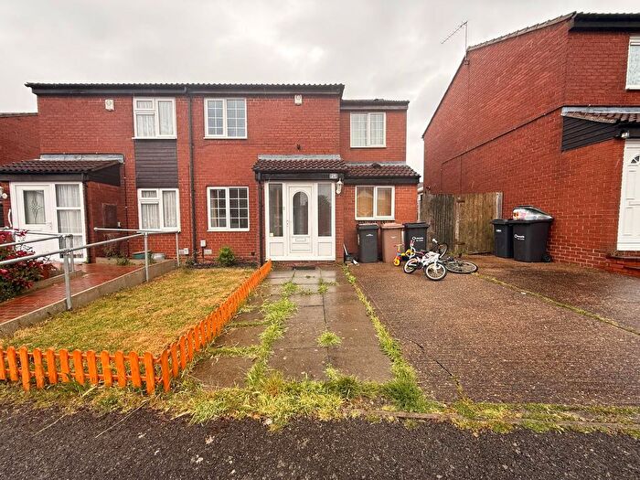 4 Bedroom Semi-Detached House To Rent In Swallow Close, Luton, LU4