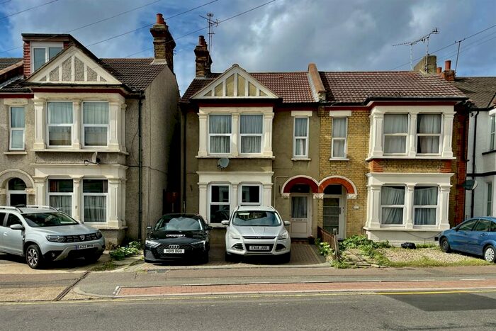 2 Bedroom Flat To Rent In Bournemouth Park Road, SS2