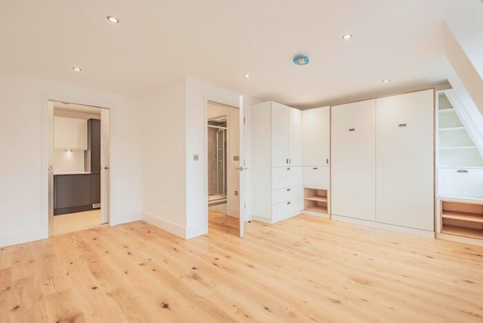 Flat To Rent In St. John's Hill, London, SW11