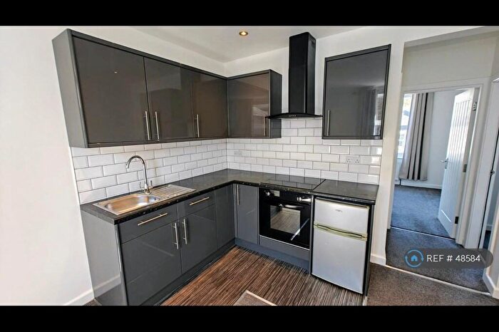 2 Bedroom Flat To Rent In Low Lane, Leeds, LS18