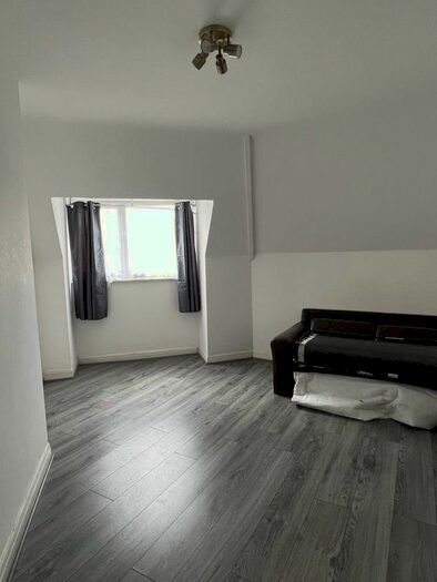 1 Bedroom Flat To Rent In Uxbridge Road, Hayes, UB4