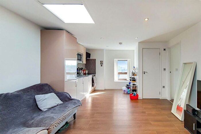 2 Bedroom Flat To Rent In North End Road, London, SW6