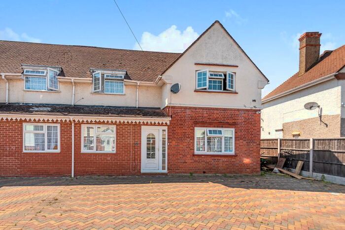4 Bedroom Semi-Detached House To Rent In Maidenhead, Berkshire, SL6