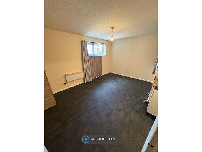 Studio To Rent In Farley Lodge, Luton, LU1
