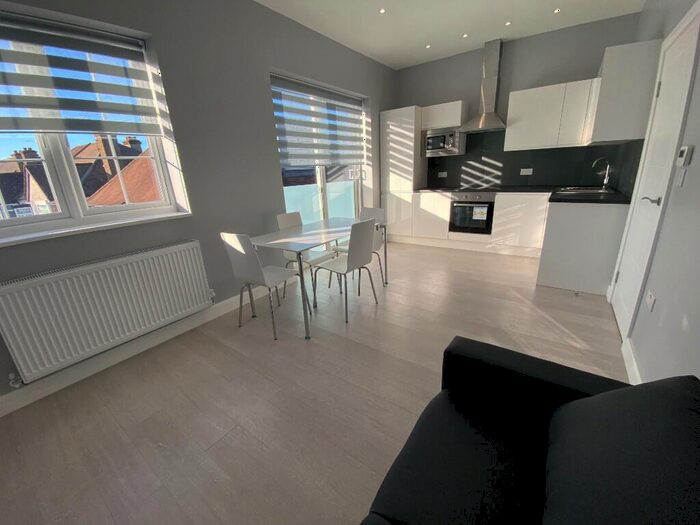 2 Bedroom Flat To Rent In Gibbons Mews, London, NW11