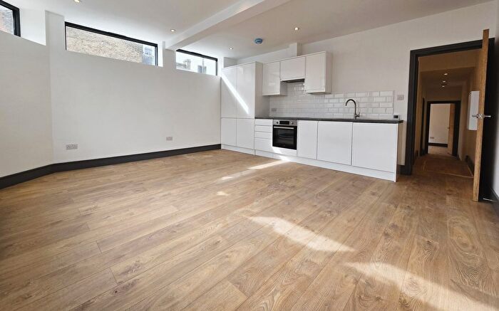 2 Bedroom Flat To Rent In Penwith Road, London, SW18
