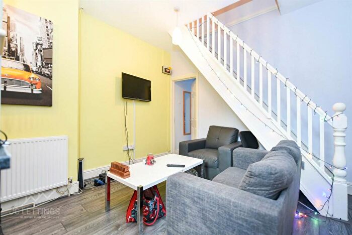 3 Bedroom Flat To Rent In Junction Road, Sheffield, S11