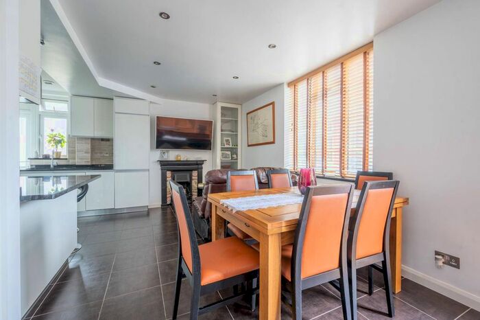 2 Bedroom Flat To Rent In .Ingleborough Street, Stockwell, London, SW9