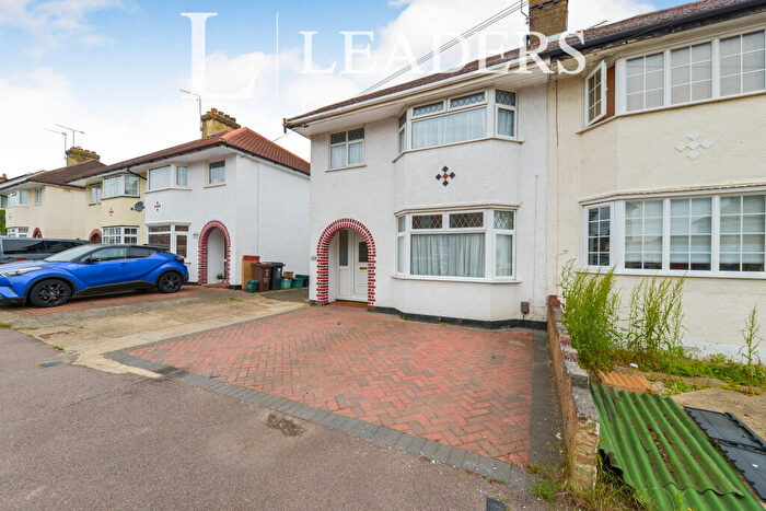 3 Bedroom Semi-Detached House To Rent In Kings Road, AL2