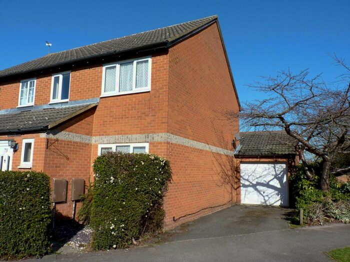 3 Bedroom Semi-Detached House To Rent In Kestrel Way, Bicester, OX26