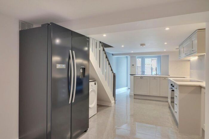 2 Bedroom Cottage To Rent In High Street, Sevenoaks, TN13