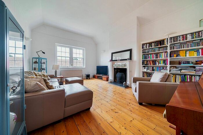 2 Bedroom Flat To Rent In Manor Park, Chislehurst, BR7