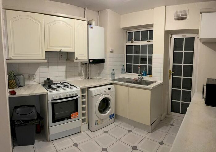 4 Bedroom End Of Terrace House To Rent In Taft Way, Bromely By Bow, E3