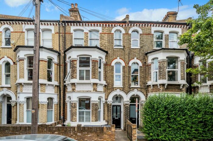 2 Bedroom Flat To Rent In Vardens Road London, SW11