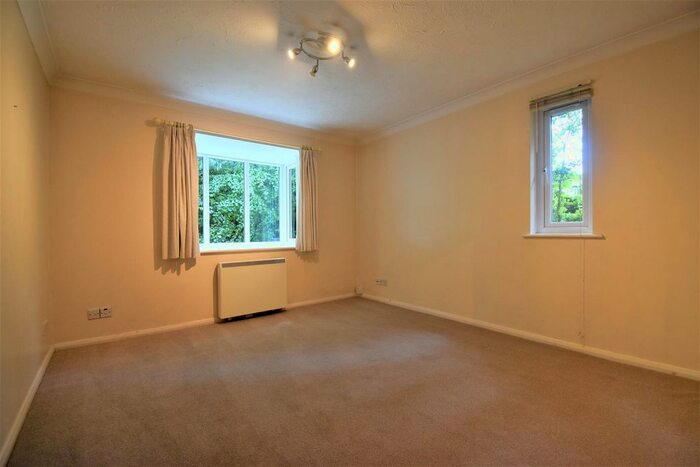 1 Bedroom Flat To Rent In Elm Park Road, Pinner, Middlesex, HA5