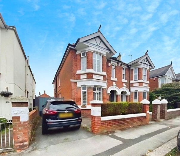 6 Bedroom Semi Detached House For Sale In Norfolk Road, Southampton, SO15