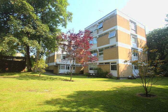 2 Bedroom Flat To Rent In Park View Court, Woking, GU22