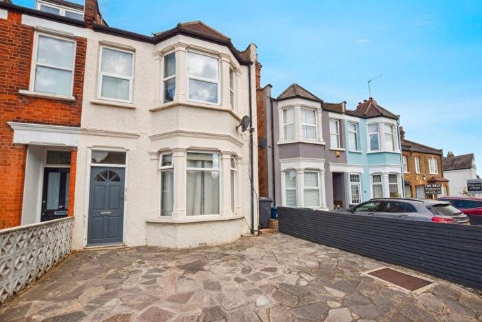 2 Bedroom Flat To Rent In Long Lane, London, N3