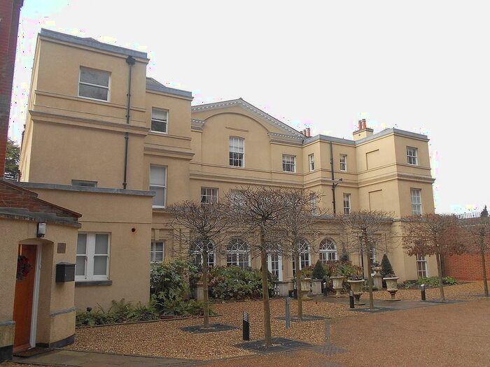 3 Bedroom Flat To Rent In Moor Park House Way, Farnham, GU10