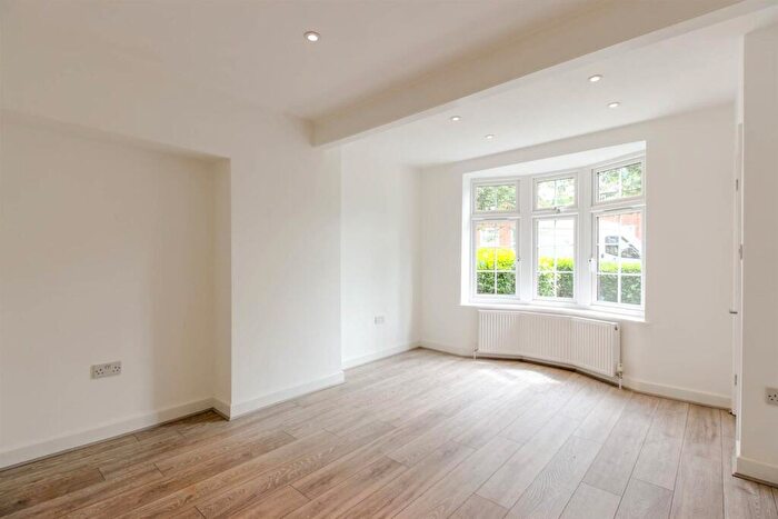2 Bedroom End Of Terrace House To Rent In Manor Farm Drive, Chingford, E4