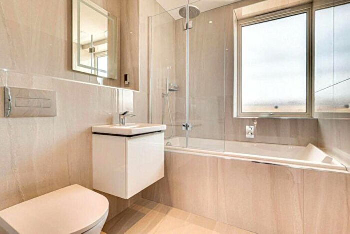 2 Bedroom Apartment To Rent In Broadway, Leigh-on-Sea, Essex, SS9