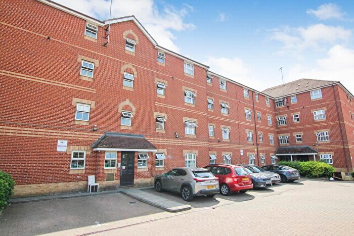 1 Bedroom Flat For Sale In Honeysuckle Court, Ilford, IG1