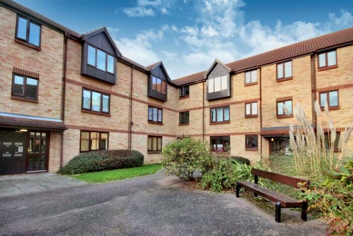 3 Bedroom Flat To Rent In Willow Court Spring Close, Dagenham, RM8