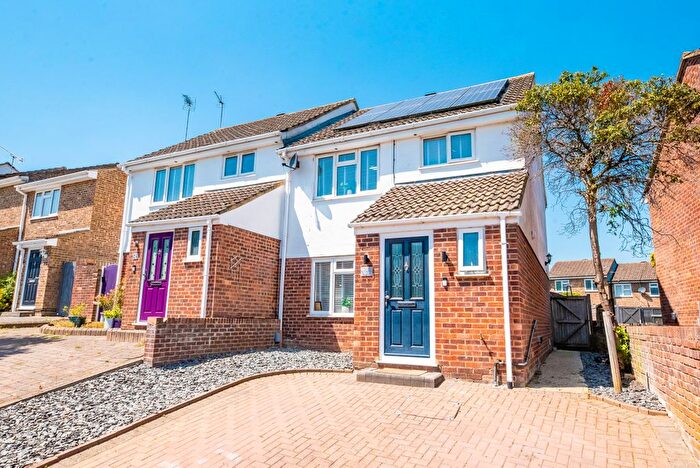 3 Bedroom Semi-Detached House For Sale In Wordsworth Avenue, Yateley, Hampshire, GU46