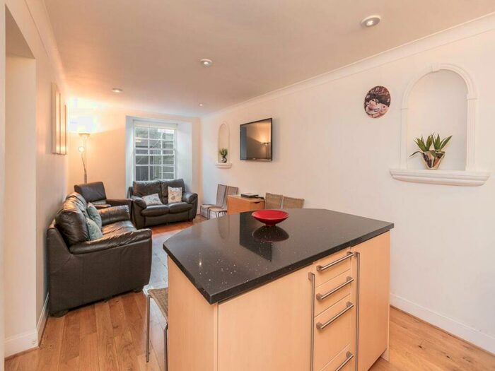 3 Bedroom Flat To Rent In Albany Street, Edinburgh, EH1