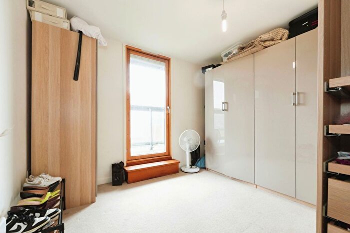 2 Bedroom Flat For Sale In Navigation Walk, Wakefield, West Yorkshire, WF1
