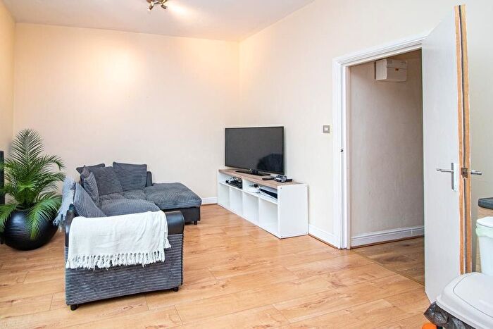 2 Bedroom Flat To Rent In Garratt Lane, London, SW18