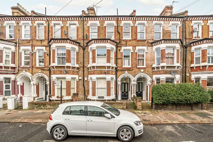 3 Bedroom Flat To Rent In Tremadoc Road, London, SW4