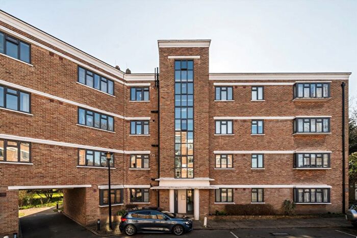 2 Bedroom Flat To Rent In Kingsbridge Avenue, Acton, W3