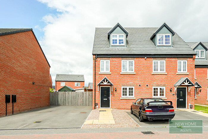 3 Bedroom Semi Detached House For Sale In Violet Court, New Rossington, Doncaster, DN11