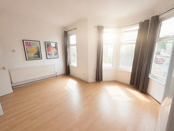 3 Bedroom Flat To Rent In Wightman Road, London, N8