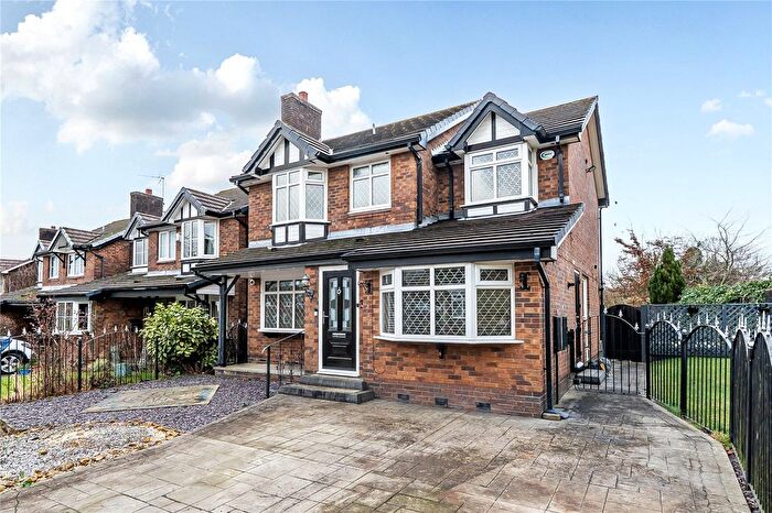 4 Bedroom Detached House For Sale In Arundel Grange, Glossop, Derbyshire, SK13